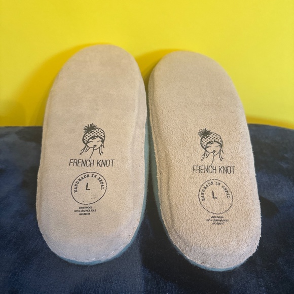 Brand New! French Knot Lindsay Mason “Secret Garden” 100% Wool Slippers Large - Picture 3 of 3